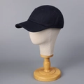 Detalle de una gorra de béisbol de algodón azul marino en un maniquí de tela beige - M (56-58cm) / Azul marino
