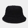 Primer plano del gorro de lana de cordero negra que muestra la textura gruesa del pelo sintético - M (56-58cm) / Negro