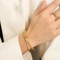 Minimalistisches Set aus 18 Karat vergoldetem Knotenknoten-Armreif und Ring - Knoten Armreif / Innenumfang 18.5cm / Gold