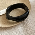 Brazalete de acrílico negro brillante con un diseño geométrico ondulado para mujer - Estilo Retorcido / Negro