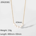Detail van de 18K vergulde ketting met vijf 4,9 mm natuurlijke zoetwaterparels - Goud
