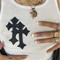 Crop top bianco a costine con ricamo a croce gotica nera sul petto per uno stile trendy - Dz Motivo Floreale Bianco / S