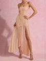 Elegantes pfirsichfarbenes schulterfreies Abendkleid mit Pailletten und hohem Beinschlitz - S / Aprikose