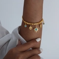 Goldenes Perlenarmband mit Baum des Lebens und Türkis-Anhängern am Handgelenk - Gold Armband / 17+5cm