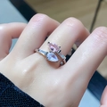 Macro-opname van bypass-ring met roze en blauwe peervormige zirkonia-stenen - Roze Blauwe Peer Bypass (JZ3897)