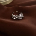 Silberner mehrlagiger Crossover-Ring mit Zirkonia-Inlay auf dunkelbraunem Satinhintergrund - 4# Mehrlagiger Kreuz-Pave-Stil / Silber