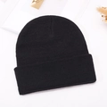 Gorro de punto negro clásico con dobladillo para el calor invernal en fondo blanco - Negro