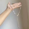 Minimalistische silberne Schlangenknochenkette mit langen Quasten im Y-Design für Damen - Silber