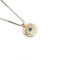 Detail von vergoldetem Anhänger mit blauem Auge, Kristallen und Hammerschlag-Oberfläche - Emaille Böser Blick / Gold