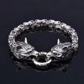 Détail d'un bracelet tête de loup argenté avec chaîne tressée carrée en acier inoxydable - Bracelet / Argent