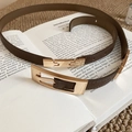 Ceinture vintage fine en cuir marron foncé avec boucle dorée posée sur un livre - 103# Marron Foncé Géométrique Boucle Dorée