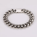 Primer plano detallado de una pulsera de cadena cubana de acero inoxidable plateado pulido - Pulsera Color Acero 14mm