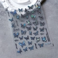 Adesivi per unghie farfalla olografici con accenti dorati e riflessi blu e viola - Stile Farfalla Olografica (M051)