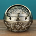 Aschenbecher aus Bronze in Kugelform mit Rosenrelief und Deckel auf Holz - Bronze Kleines Rosenrelief