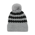 Detalle de gorro de punto ondulado gris y negro con un gran pompón de piel sintética suave - M (56-58cm) / Gris