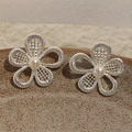 Orecchini a fiore traforato in argento con perla su un vassoio di ceramica beige - Argento