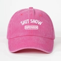 Détail de la casquette rose en coton délavé avec imprimé blanc SHIT SHOW SUPERVISOR - Rouge Rose