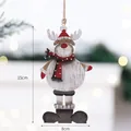 Houten kerstrendier ornament met rode sjaal, 15 cm hoog feestelijk decoratief hangertje - Stijl met gestipte sjaal en rode hoed
