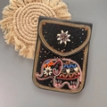 Sac bandoulière bohème noir avec motif éléphant perlé et bordure de chaîne dorée - Éléphant Noir Coloré