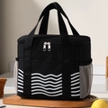 Isolierte schwarze Kühltasche mit weißem Wellenmuster und Netztasche auf einem Holztablett - Schwarz