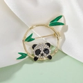 Panda-Brosche aus Goldlegierung mit grünen Bambusblättern und Glitzersteinen - Bambusring Panda (XZ237)