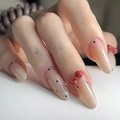 Gros plan d'ongles amandes nude avec pois noirs et nœud papillon rouge en relief - M / 10 Pièces/Paquet (Fait à la main) / Chaton à Points d'Encre (BY1964)