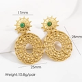 Detailansicht der goldenen Boho-Ohrringe mit grünem Stein und Maßen 17 mm bis 28 mm - 1036 Afrikanische Jade