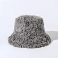 Gros plan sur la texture épaisse en fausse fourrure gris foncé d'un chapeau cloche - M(56-58cm) / Gris