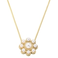 Dettaglio della collana con ciondolo a fiore dorato e perle bianche su catena box - Stile Perla a Petalo di Fiore (VL467 Collana Oro)