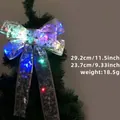 Lichtgevende LED kerststrik met sterpatronen en afmetingen van 29,2x23,7 cm - Zilver Bedrukte Strik + Gekleurd Licht
