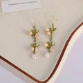 Eleganti orecchini a mughetto con petali arancioni e ciondolo di perla bianca - Mughetto a doppio strato / crema