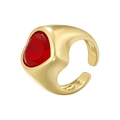 Vista macro dell'anello in rame placcato oro con una gemma rossa a forma di cuore - Oro Zirconia Rossa