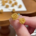 Elegantes pendientes de rosa en metal chapado en oro de 18k con textura mate vintage - Estilo de Rosa 3D Dorada (4# Aguja de Plata - Oro)