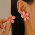 Rosafarbene doppellagige Blumenohrstecker mit goldenem Stempel und mattem Finish - KC Gold WG0-1102 (Mattrosa)
