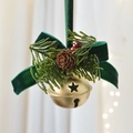 Campana de Navidad dorada con lazo de terciopelo verde, piñas y bayas rojas festivas - Campana de Bronce 5cm