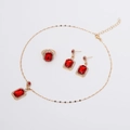 Detailansicht des luxuriösen Goldschmucksets mit roten Edelsteinen und kleinen Kristallen - Rot (Set)