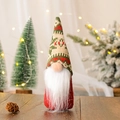 Detail van kerstkabouter met rode gebreide muts en witte baard op houten tafel - Groene Sneeuwvlok Gebreide Muts