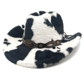 Detailansicht vom Kuhfell-Cowboyhut mit Nietenlederband und metallischem Stierkopf-Emblem - M (56-58cm) / Flache Krone Schwarz (Schwarz-Weiß Kuhmuster)