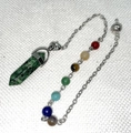 Groene kristallen hanger met 7 chakra-kralen aan zilveren ketting voor pendelen - B7-Unakiet