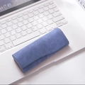 Dettaglio dell'astuccio per occhiali blu scuro effetto nabuk su una tastiera laptop - Blu
