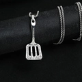 Collier en acier titane avec pendentif spatule de cuisine argenté et strass brillants - Spatule Argentée avec Strass