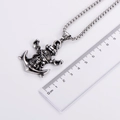 Collana da uomo con ciondolo teschio pirata e ancora con scala graduata su sfondo bianco - Pendaglio Color Acciaio Con Catena Veneziana