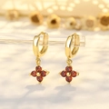 Goldene Ohrhänger mit Kleeblatt-Blumenanhängern und tiefroten Zirkonia-Kristallen - Granatrot Zirkonia Kleeblatt / Gold