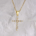 Collana classica con pendente a croce geometrica dorata e zirconi cubici incastonati - Oro