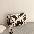 Damen Umschlag-Clutch mit Kuhmuster-Druck und abnehmbarer Handschlaufe aus Kunstleder - Kuhmuster