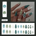 Faux ongles amande vert Morandi et bleu encre avec fleurs 3D et accents d'anneaux métal - Lis Grisé (Style Colle)