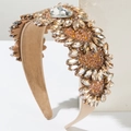 Vue détaillée du serre-tête baroque orné de cristaux champagne et de strass brillants - Marron