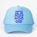 Casquette trucker bleu clair avec texte IT'S NEVER LUCK et filet respirant - Bleu ciel