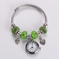 Dettaglio di perline di cristallo verde e ciondolo a cuore su cinturino in acciaio - Stile Perline Verde Brillante (款式2)