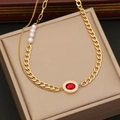 Collana doppia dorata con ciondolo in zircone rosso e perle bianche su fondo legno - Collana a Doppio Strato di Perle in Zirconia Rossa (1# Collana)